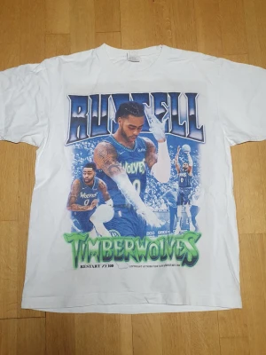 D'Angelo Russell NBA T-Shirt | M / Medium | Retro Y2K - T-Shirt med D'Angelo Russell - Timberwolves tryck på framsidan.  Ursal Tilla. Medium (Mått finns på bilderna!) 100% bomull.  Se bilder.  Kika in mina andra annonser!