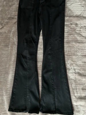 Svarta utsvängda jeans från Crocker - Snygga svarta jeans från Crocker med utsvängda ben och klassisk femficksdesign. Jeansen har hög midja och är gjorda i ett stretchigt denimtyg som sitter bekvämt. Perfekta för dig som gillar en retroinspirerad look med modern twist.