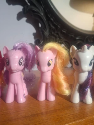 My little pony bundle 5 st ponnys - Reservation. Smått torra svansar och feathermay har klippt hår anars inga skavanker.