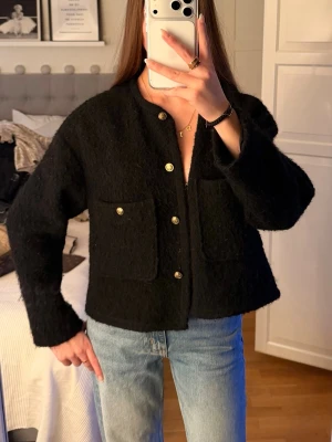 Massimo Dutti cardigan med guld knappar.  - Säljer denna fina Massimo Dutti koftan/ jackan som är i en perfekt längd och passform nu till våren. För att fräscha upp den kan den möjligen behöva noppras lite men annars som ny! Passar xs och s 