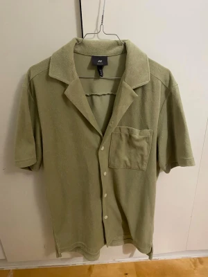 Olivgrön skjorta från H&M i frotté - Storlek S passar även M | Färg olivgrön | Skick 10/10 | Skriv om du har några funderingar 💪🏼🤝