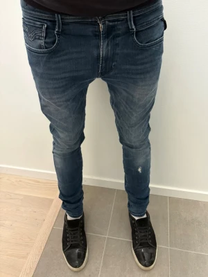 Replay jeans - Säljer dessa feta replay jeans med en liten slitning | Modell: Anbass | Storlek 31/34 | Bra skick  | Skriv vid minsta fråga eller fundering 🤝