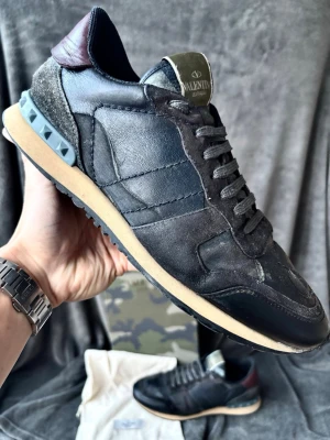 Valentino rockrunner skor - Orginalstorlek 43 | finns ett begränsat antal tillbehör, först till kvarn, välj mellan box eller dustbag, kort går att läggas till 