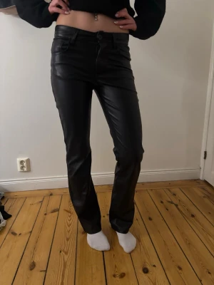 Skin bootcut byxor - Säljer ett par skin byxor från bikbok(bootcut), dem ser inte så bootcut ut på bilden men dem är det i verkligheten. 