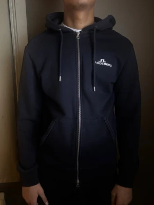 J.lindeberg - J.lindeberg zip hoodie (mörkblå) || Riktigt snygg zip hoodie från j.lindeberg som inte säljs längre || tröjan är i stl S || hör av er vid intresse eller frågor ✌🏽 || mvh M12closet 🔹🔝