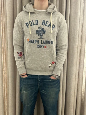 Grå Ralph lauren hoodie - S - Mycet fint skick och inga defekter. modellen på bilden är ca 180 cm. nypris över 2000kr. skriv om du undrar över något💸