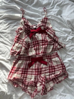 Pyjamas - Supermysig pyjamas sett från Gina, i storlek 14+ men passar mig som använder s i vanliga fall. Flanell material🤗Prislapp kvar!