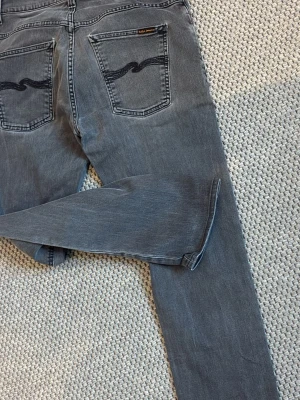 Gråa nudie jeans - Top skick
