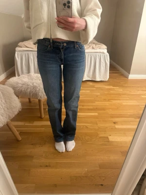 Blåa Abrand jeans - Säljer ett par Abrand jeans i storlek W24 som är mid waist och har en rak passform. Dom är använda ett fåtal gånger så är i ett bra skick💕