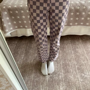 Lila Jeans från Lindex - Säljer ett par lila jeans från Lindex i storlek 164. Byxorna har ett rutigt mönster i lila, raka ben och klassisk midja. De är tillverkade i bomull och har fickor både fram och bak. Perfekta för dig som vill sticka ut med en cool look. Bra skick men har varit uppsydda så det är ett litet streck och lite missfärgade där bak. Står stl 164 men passar mig som är 170 cm lång och har xs-s. Hör av er om frågor!❤️(Säljer även på Vinted ifall man skulle vilja köpa där)