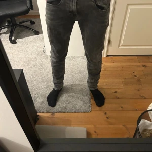 Replay Anbass grå jeans slim fit - Säljer ett par Replay Anbass jeans i grå tvättad färg. Modellen har slim fit med smalare ben och klassisk femficksdesign. Jeansen har normal midja och är tillverkade i stretchigt denim för skön passform. Perfekt för dig som gillar stilrena och moderna jeans.prisrt är inte hugget i sten så kom gärna med bud😁😁