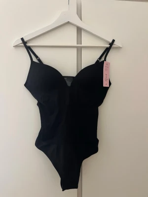Svart slutsåld body från H&M - Säljer denna slutsålda svarta bodyn från H&M. Aldrig använd med prislapp kvar. Skriv vid funderingar!💕
