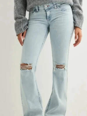 Ljusblå Jeans från Nelly - Ljusblå jeans från Nelly. Användt några gånger. Köpte förra året i maj i butik. Säljer för att jag dom inte används💞