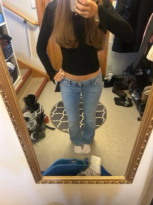 Ljusblå bootcut jeans - superfina bootcut jeans ifrån Only! låg midja och aldrig använda, har bara tagit av lappen! köpte de för 549❤️det är i storlek xs och längd 30 som passar mig perfekt och jag är 1,64! pris kan diskuteras💗helt slutsålda överallt