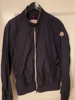 Moncler Windbreaker  - Moncler windbreaker I fint skick! Nypris på runt 7999kr! Hör av er vid frågor & funderingar!