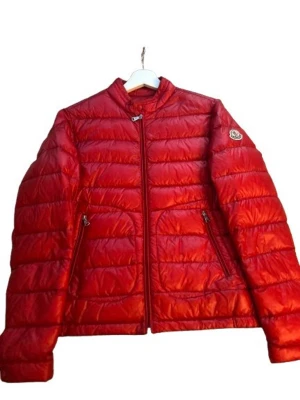 Moncler acorus - Jävligt go röd moncler acorus jacka som passar dig som är 168-175cm strl 14y men sitter som xs/s 