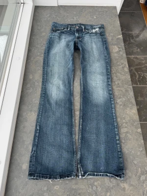 Snygga jeans  - Så snygga jeans som tyvärr inte passar mig och har därför ingen bild på! Midjemått tvärsöver: 40cm Midjehöjd: 20cm Inerbens längd: 80cm💕