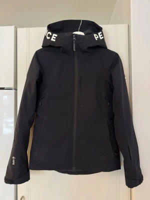 Skidjacka från Peak Performance - Säljer min skidjacka då den blivit för liten. Använd få gånger - som nyskick! En mycket fin jacka i bra kvalitet - slitstarkt och vattenavvisande material. 
