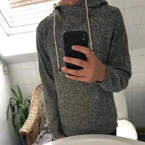 Unik Stickad Hoodie - Tja! Säljer en as skön stickad hoodie. Skönt material. Storlek S/M. Hör av dig vid funderingar! Har Lagerutrensning därav det låga priset!