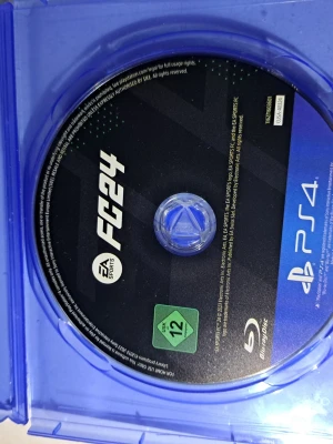FC24 PS4 spel EA Sports - Säljer spelet FC24 till PlayStation 4. Den funkar jätte bra och den går min början pris är 250 men priset går och diskuteras den går jätte bra den som gillar videl games bådde köpa en sån och den kommer med skal diskutera pris vid intresse