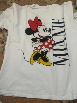 Mimmi T-shirt stl S - Oversized modell, har lite fläckar som inte gått bort i tvätten annars fint begagnat skick :) 