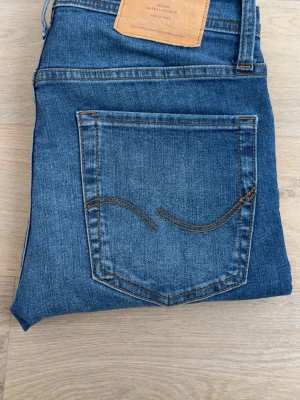 Blå skinny jeans från Jack & Jones - Slim fit/glenn Jeans från Jack & Jones.                         Mörk blå, storlek: 27/32.                                                    Riktigt fint för dig som tycker om slim fit style 👌.     Vid frågor och funderingar hör av er 👍