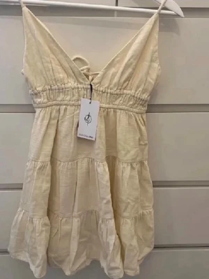 Miniklänning - Miniklänning från stradivarius i storlek S, den är cremévit och helt oanvänd med lappen på.