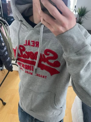 Vintage 2000s Superdry Hoodie (Limited edition) - Säljer nu denna sjukt snygga vintage 2000s Superdry hoodie😊 Säljs ej längre i butik och är därav mycket eftertraktad 🤝Från en limiterad upplaga med ca 800 hoodies! Både varm och bekväm och passar till allt🙌 Storlek L och passar true to size. I princip nyskick! Skriv vid funderingar 📲