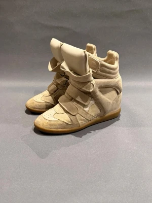 Isabel Marant skor - Äkta isabel marant skor i storlek 40, de är beigea och i bra skick