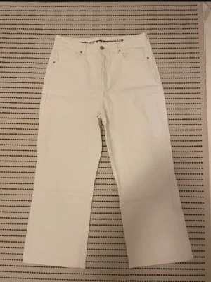 Krämvita jeans - Krämvita, raka/vida jeans från Gina, storlek W34 (motsvarar ca XL). Knappt använda! Uppsydda så de passar mig som är 160cm perfekt i längden. Hör gärna av dig för exakta mått!  Kom gärna med bud!✨