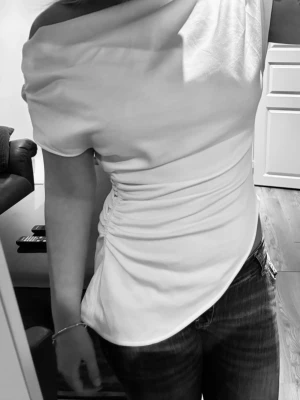 oneshoulder vit missäy  - Vit topp från missäy. I strlk m/s i helt oanvänt skick.