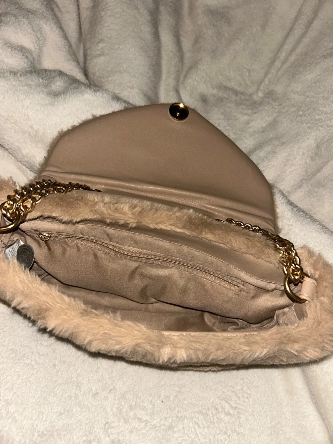 Beige fluffig handväska från Axel Arigato - 2