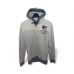 Hollister hoodie - En ritkgt snygg Hollister hoodie med randigt mönster, det är storlek M, den är perfekt inför ljusa vinter dagar