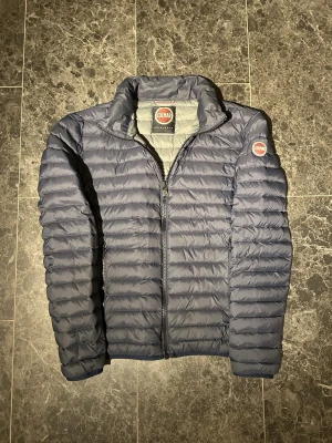 Mörkblå dunjacka från Colmar - Tja säljer en Snygg mörkblå dunjacka från Colmar!Perfekt nu inför våren. Storleken är S och skicket är utmärkt, bara att höra av sig vid eventuella frågor!