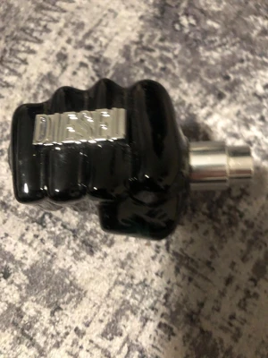 Diesel Only The Brave parfym - Först till kvarn. Cool parfym från Diesel i en svart glasflaska formad som en knytnäve med metallisk silverdetalj och spraymunstycke. Flaskan har en unik och edgy design som verkligen sticker ut i badrumshyllan.