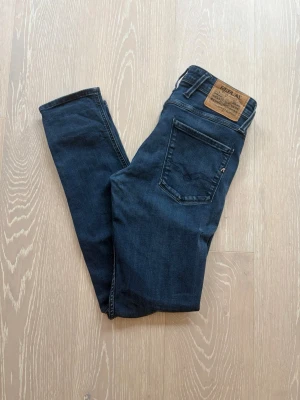 Mörkblåa Replay jeans - W28 - Replay jeans 👖✨ Mörkblå med snygg finish💙🔥storlek W28 👀 Nypris ca 1 500 kr 💸 – vårt pris 499 kr 🔥 Sitter riktigt bra och ger en clean, stilren look 😎 Passar våran modell som är ca 172 cm (bild med jeansen på går att lösa) Kika gärna in vår profil för fler feta Replay-jeans i olika färger och storlekar 👀🔥 Hör av er om ni har frågor eller vill ha fler bilder 💬