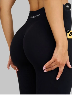 Svarta seamless leggings från Thrivin - Snygga svarta seamless leggings från Thrivin med hög midja och ribbad struktur. Stretchigt material som formar sig efter kroppen och ger en riktigt schysst passform. Perfekta till gymmet eller chill hemma. Helt nya,med lapp och påse!! 