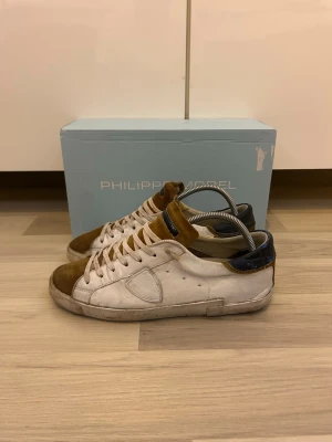 Philippe modell prsx - Philippe modell prsx | Storlek - 42 | Skick - 5/10 | Defekter - smutsiga, dålig mocka, lite skav samt limmad sula | Nypris 3200kr | Box Medföljer vid köp | Hör av er vid frågor eller funderingar 🙌