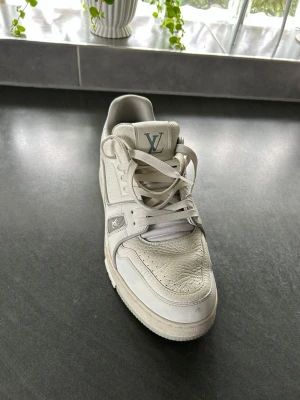 LV TRAINERS  - Bra skick, alla tillbehör tillkommer med skorna, kan mötas upp i Göteborg 