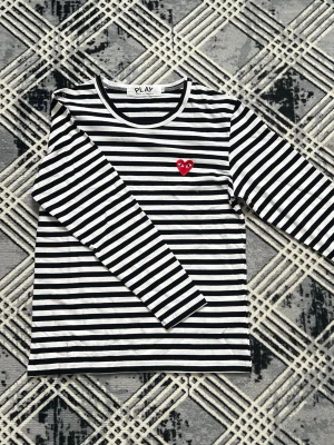 Comme des Garçons - Randig långärmad tröja - Säljer en blåvit randig långärmad topp från Comme des Garçons PLAY med det ikoniska röda hjärtat broderat på bröstet.  Inga skador eller fläck använt fint
