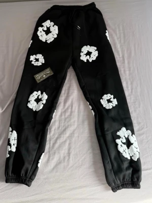 Denim tears byxor - Säljer nu ett par helt oanvända denim tears byxor i storlek XL för barn, men passar M för vuxna utan problem som är riktigt sköna då jag har ett par likadana och rekommenderar dom starkt.