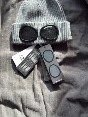 Grå mössa C.P. Company - Helt ny cp company mössa med tags och allt! One size och färgen är grå