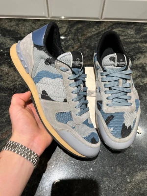 Valentino rockrunners  - Supersnygga rockrunners! Perfekta för vintern! Size 45! Skick 9/10 inga defekter. Dustbag ingår! Nypris ca 7200kr! Hör av dig vid intresse. Kvitto finns 🤩