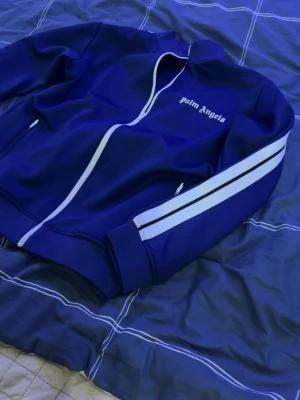  Palm Angels mörkblå - Säljer min bekväma palm angels kofta, storlek L passar M själv har M. Använd fåtal gånger men som ny 