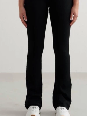 Svarta ribbade bootcut leggings aim’n  - Säljer ett par svarta ribbade leggings med bootcut-modell och hög midja. De har en tight passform upptill och släpper ut nedtill för en snygg siluett.  Sparsamt använda 