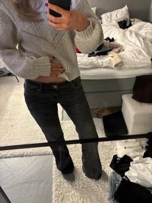 Mörkgrå raka jeans med låg midja - Säljer ett par snygga mörkgrå jeans med låg midja och raka ben. Från Bershka och har använt ca 4 ggr. Inga defekter💕