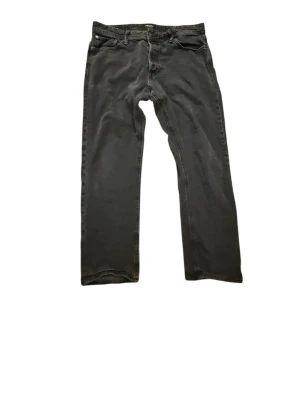 Svarta loose fit jeans Jack & Jones - Säljer ett par svarta loose fit jeans från Jack & Jones, modell Chris. Jeansen har klassisk femficksdesign, raka ben och är tillverkade i slitstark denim. Perfekta för en avslappnad och trendig stil.