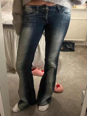 Blå bootcut jeans  - Snygga blå bootcut jeans från weekday. Används inte längre! Helt slutsålda på hemsidan!💓