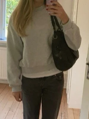 Ljusgrå sweatshirt - En basic ljusgrå sweatshirt från Gina Tricot i storlek S. Fint skick, en pytteliten fläck(se sista bilden)💕