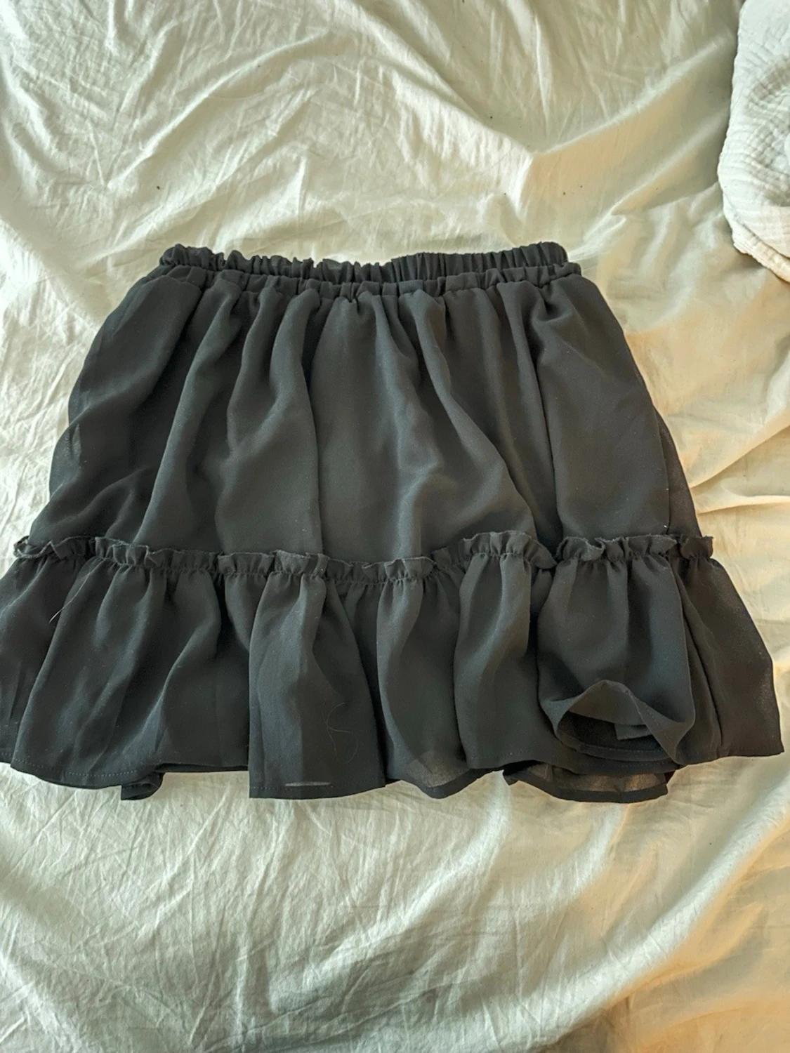 Svart volangkjol med resårmidja - 1